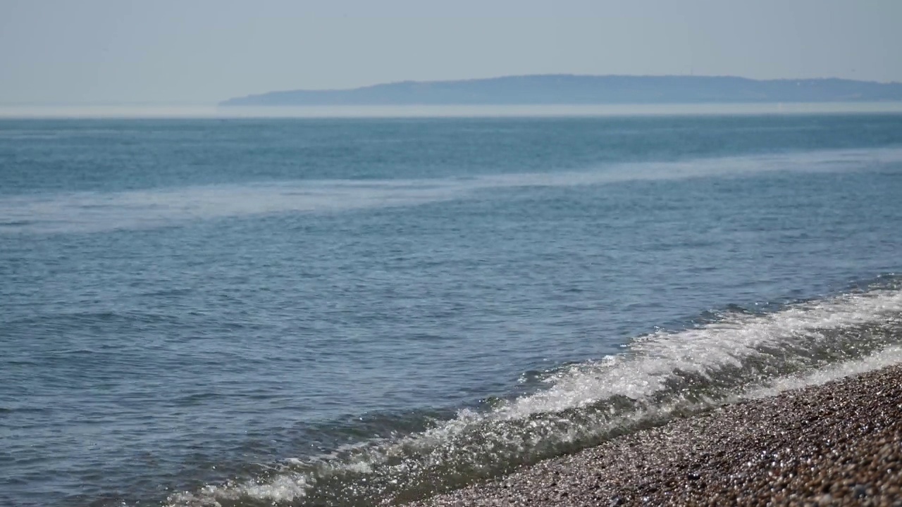 海浪拍打卵石滩视频素材