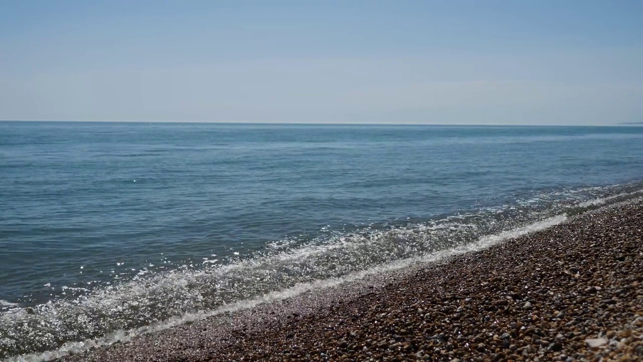 海浪拍打卵石滩视频素材