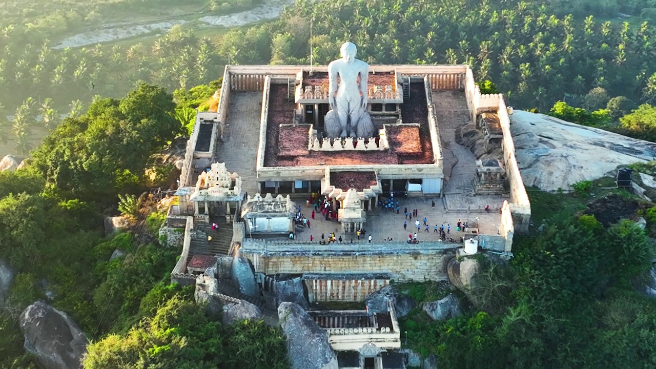 鸟瞰1000年历史，58英尺高的耆那教神主Gommateshwara/Bahubali的巨大雕像视频素材