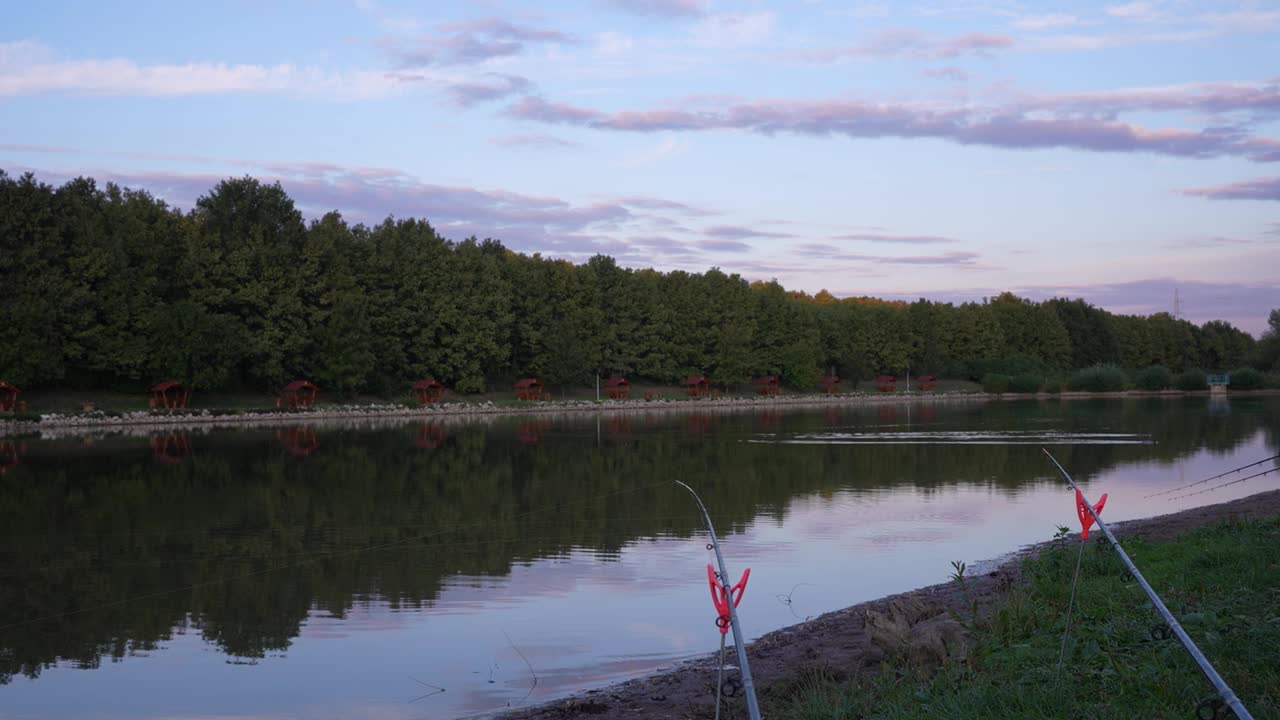 夕阳西下，鱼竿端坐在鱼竿架上视频素材