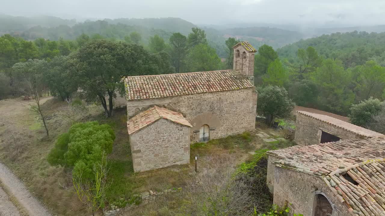 在纳瓦斯(巴奇)加泰罗尼亚的Sant Cugat de Salou或Raco的罗马式教堂。西班牙。视频素材