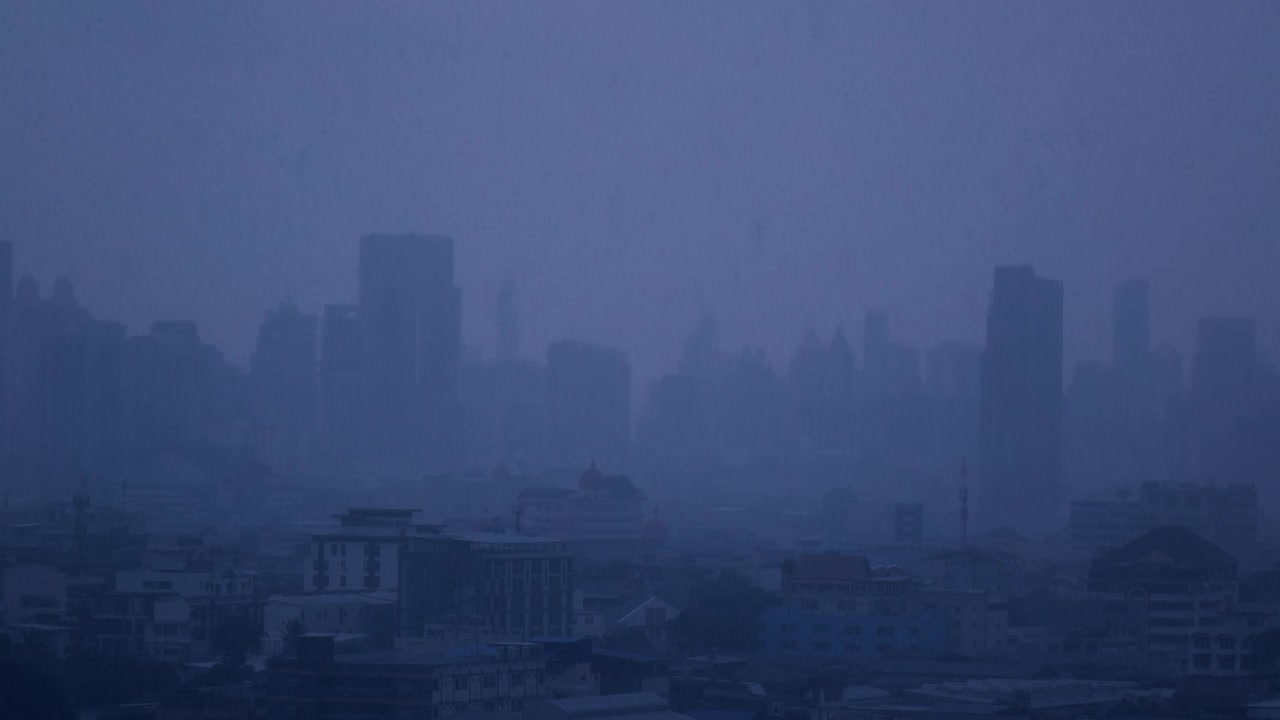 暴风雨的曼谷城市景观与摩天大楼视频素材