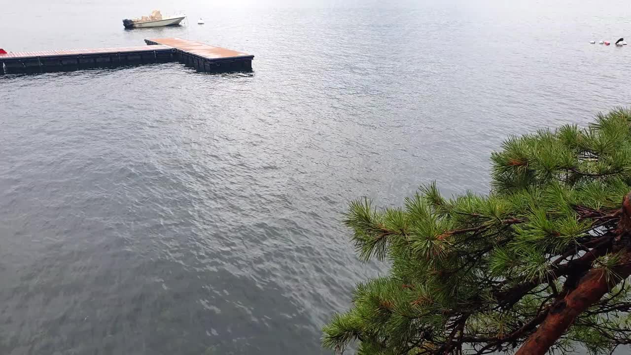 意大利度假科莫湖瓦伦纳镇观山与冬季多云雾蒙蒙景观美景慢动作视频素材