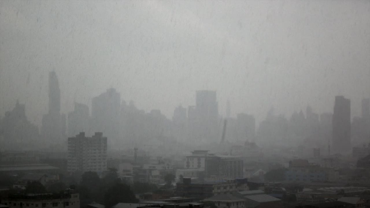 暴风雨的曼谷城市景观与摩天大楼视频素材