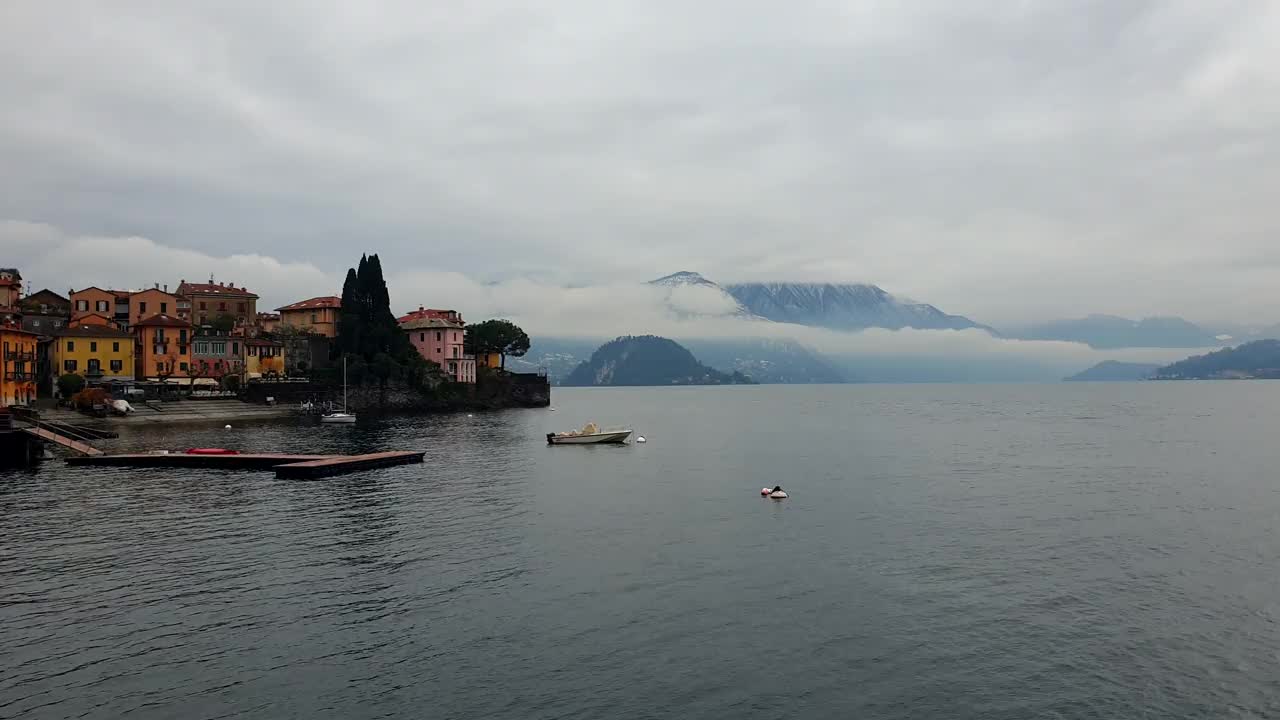 意大利度假科莫湖瓦伦纳镇观山与冬季多云雾蒙蒙景观美景慢动作视频素材