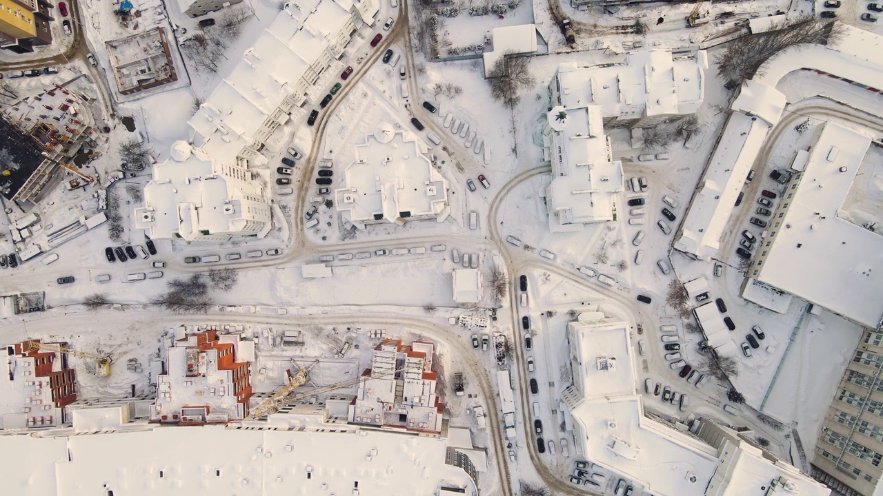 冬季城市居民区的鸟瞰图，周围都是雪。视频素材