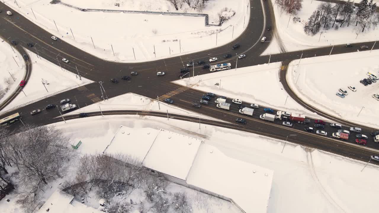 俯瞰城市道路上有车，雪横卧。视频素材