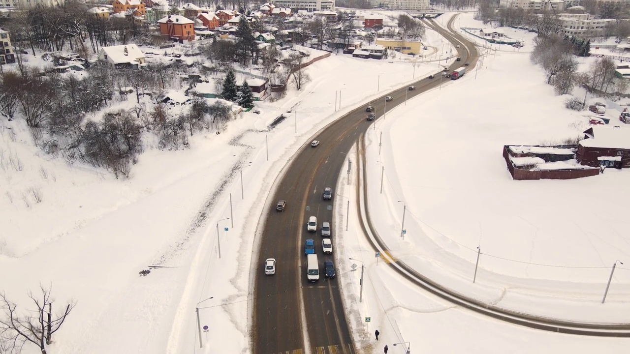 从城市道路上鸟瞰冬季的汽车。视频素材