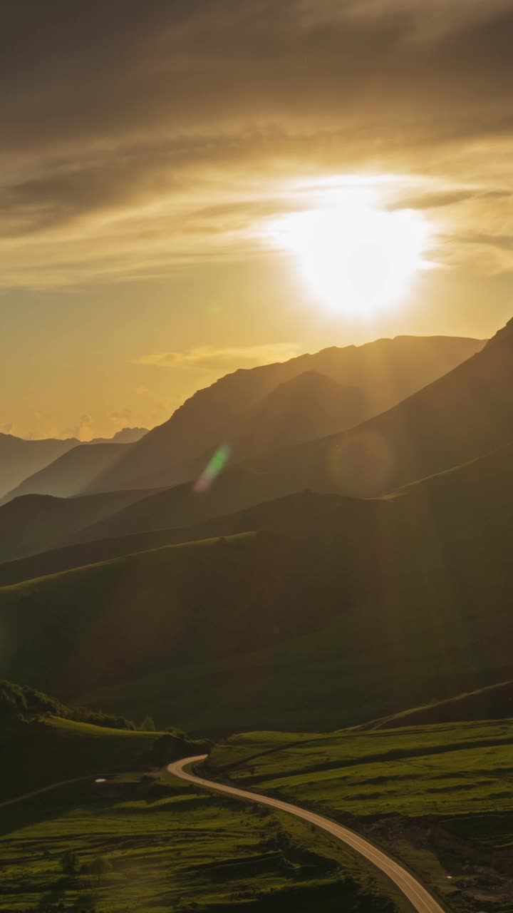 夕阳在烟雾缭绕的山间流逝视频素材