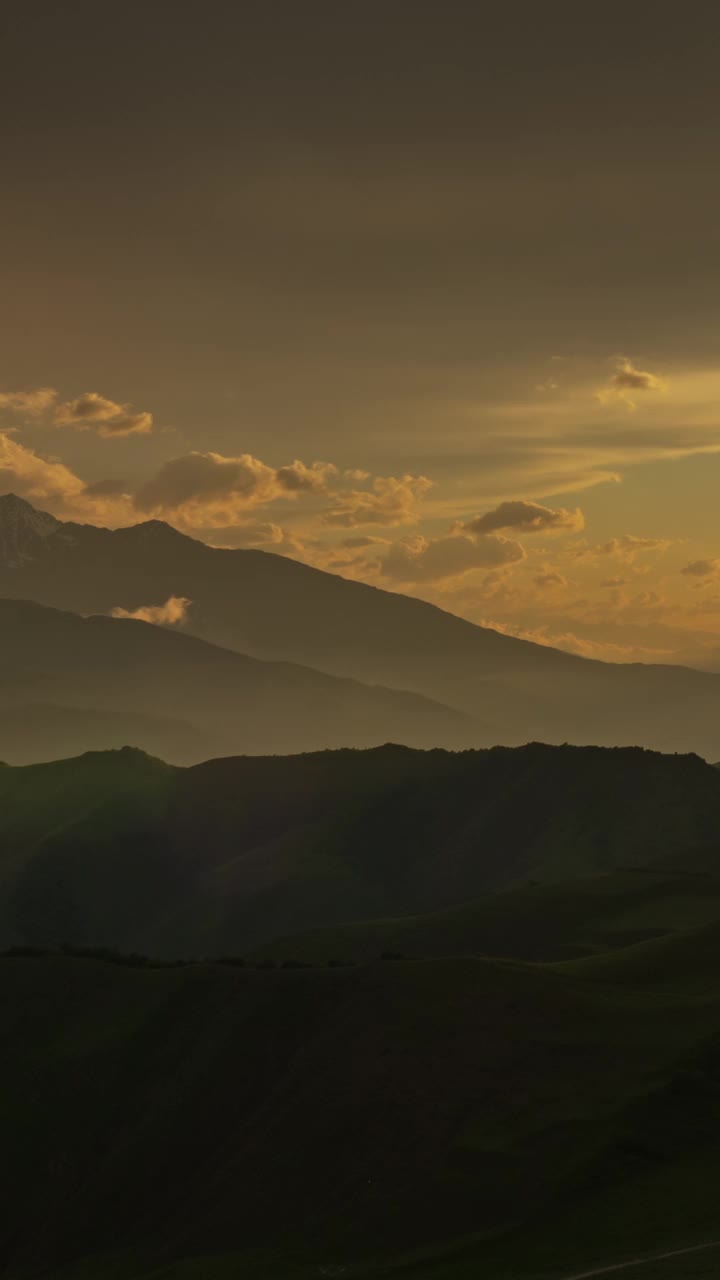 夕阳在烟雾缭绕的山间流逝视频素材