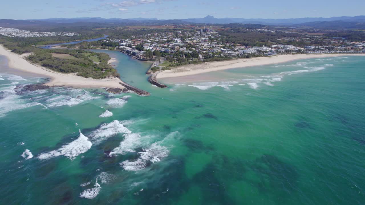 在澳大利亚新南威尔士州的夏天，鸟瞰蓝色的海，Cudgen Creek, Headland, kingcliff海堤和海滩。视频素材