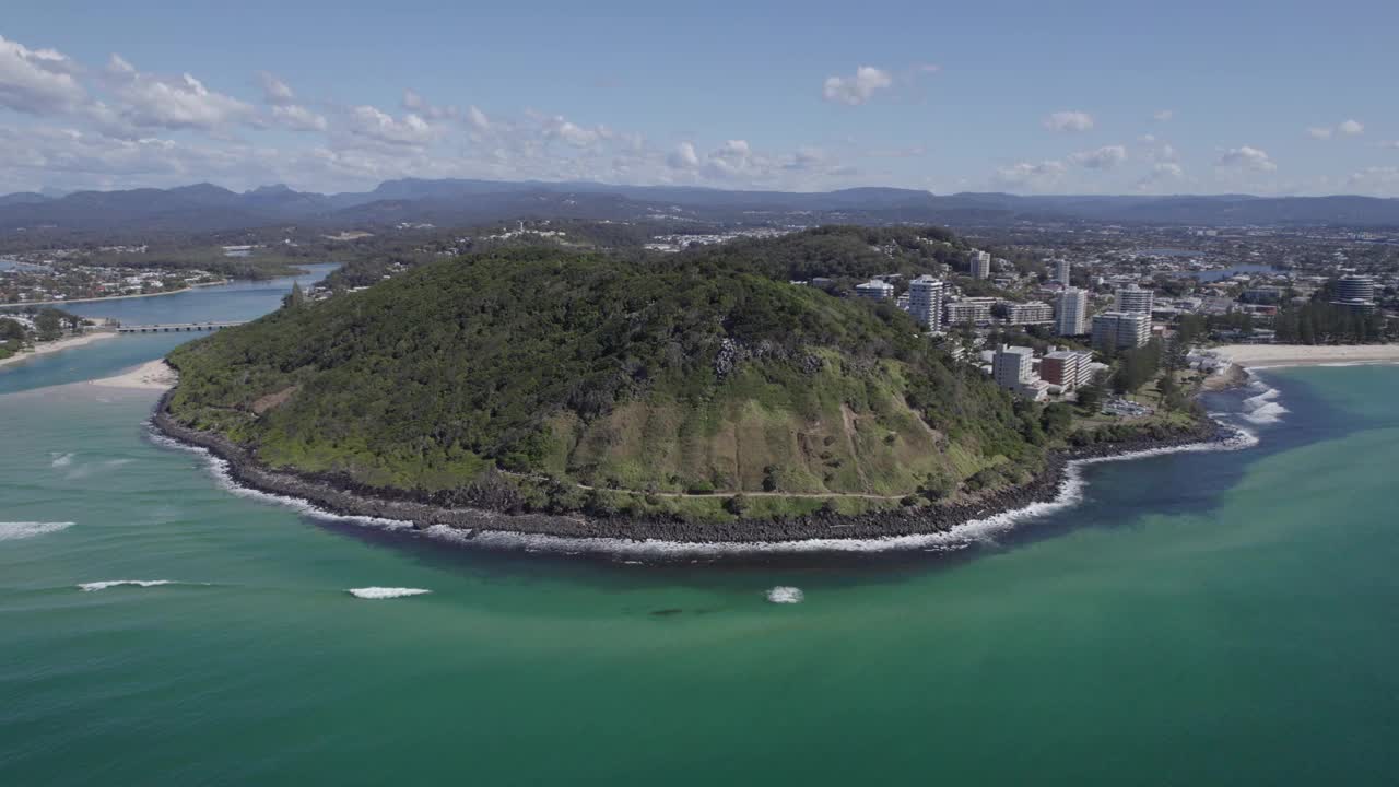 Burleigh Head国家公园-澳大利亚昆士兰州黄金海岸的海岸岬和Tallebudgera Creek。——空中视频素材