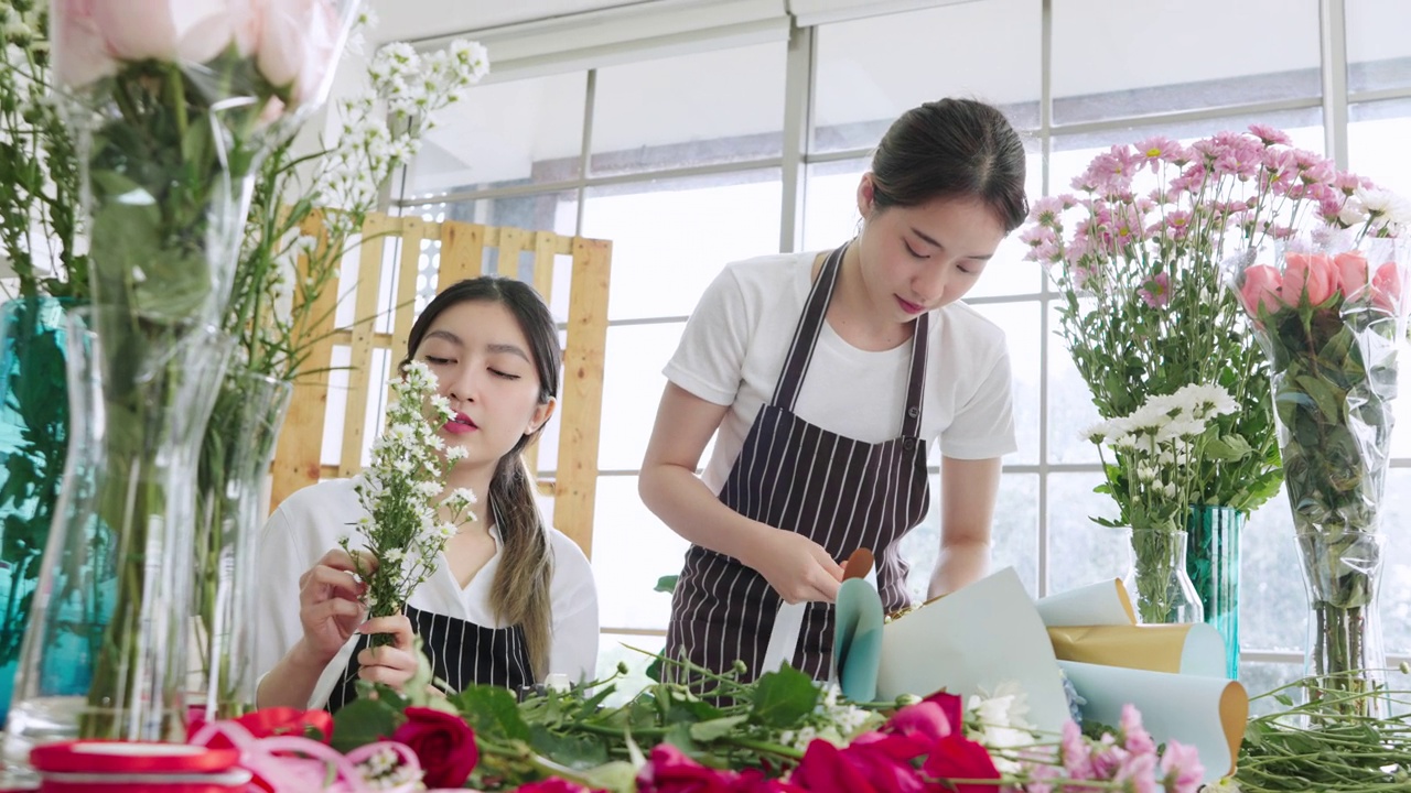 两位亚洲女花匠正在准备花束视频素材