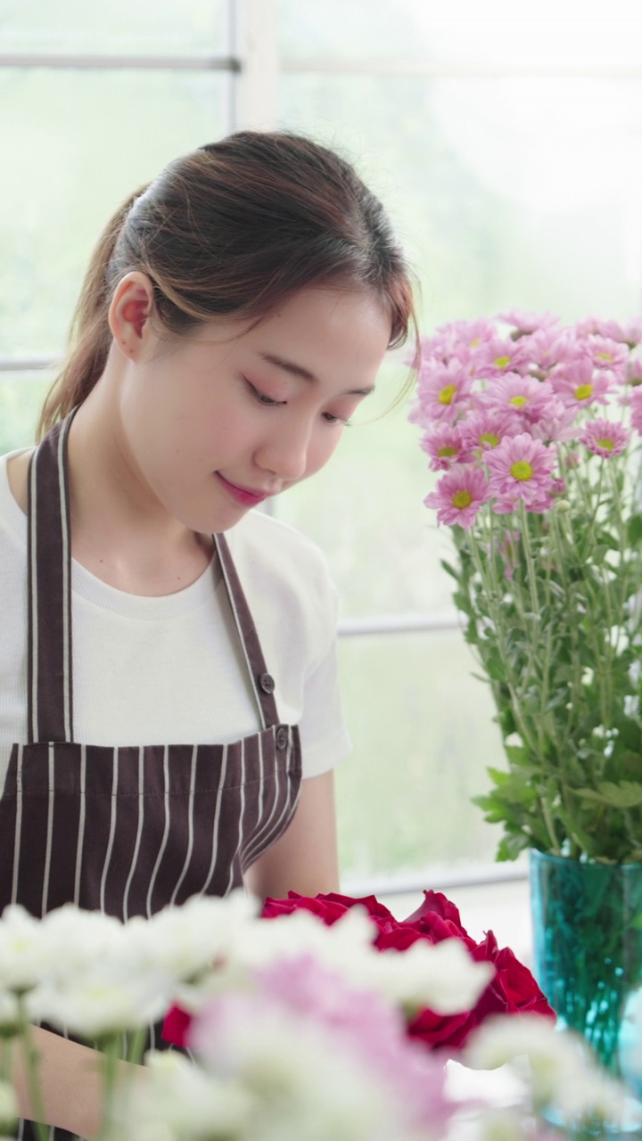 漂亮的亚洲女花店制作玫瑰花束视频素材