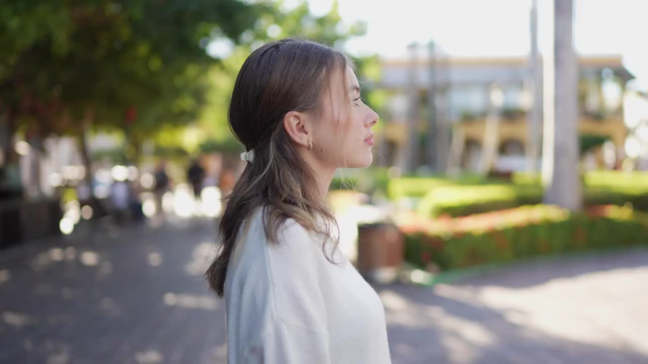 年轻女子的肖像在户外视频素材