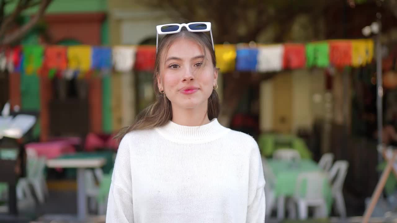 年轻女子的肖像在户外视频素材