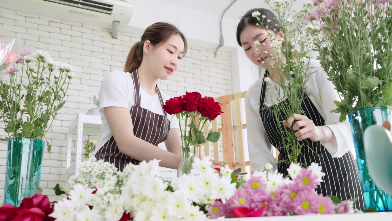 两位亚洲女花匠剪花插花视频素材