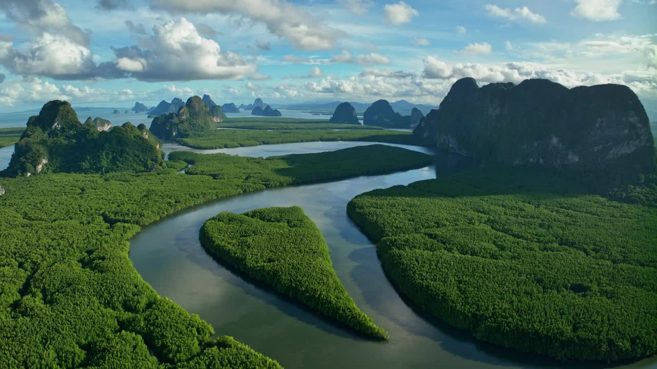 红树林的空中俯视图，无人机飞越河流，攀牙，泰国视频素材