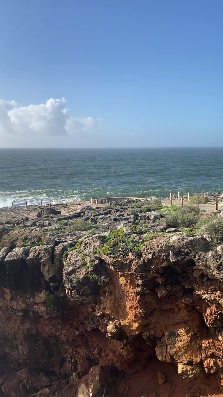 巨浪拍打着海岸视频素材