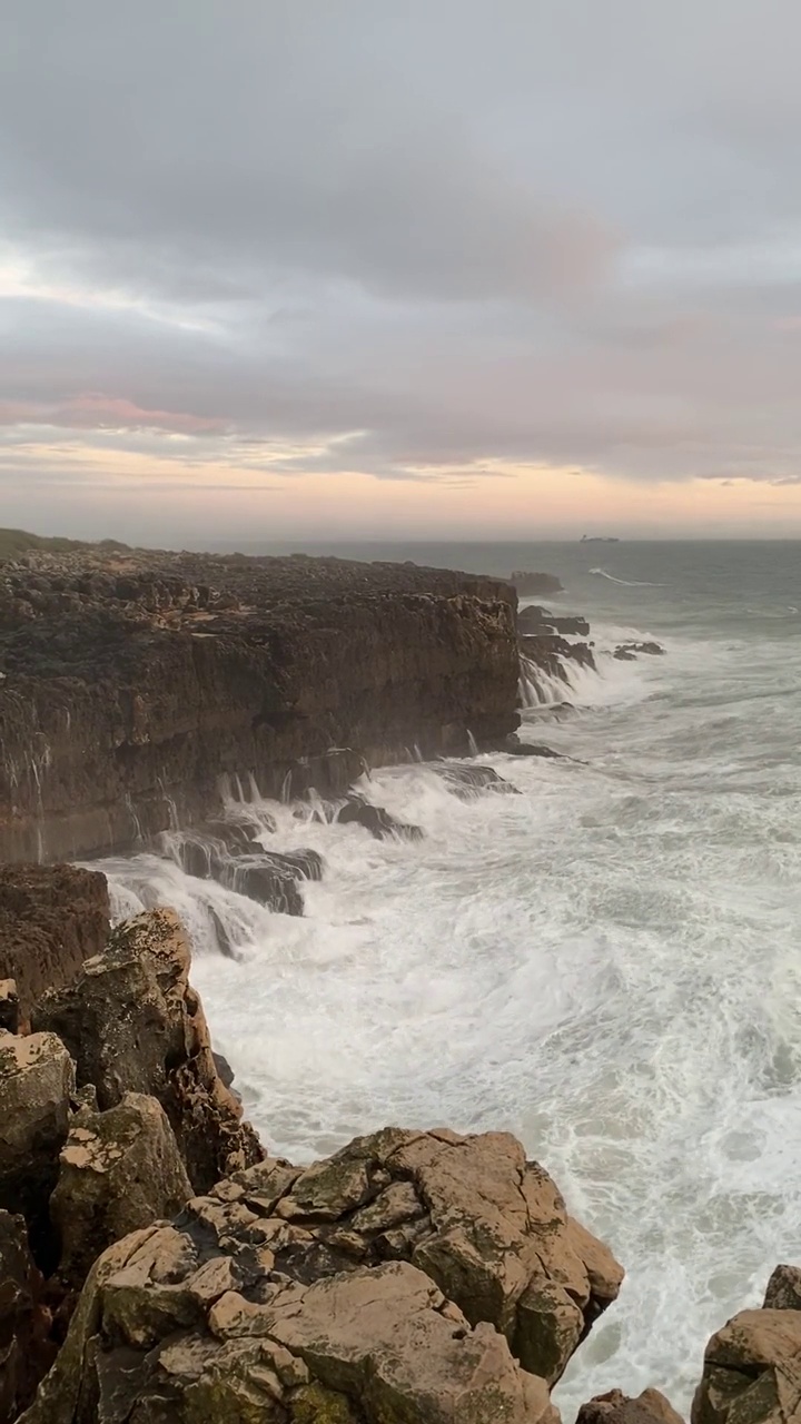 巨浪拍打着海岸视频素材