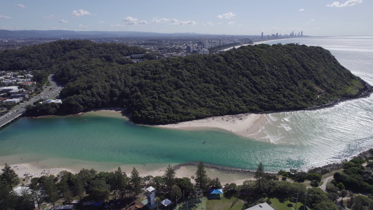 夏天的塔勒布吉拉溪和伯利海岬国家公园——澳大利亚昆士兰的旅游胜地。——空中视频素材