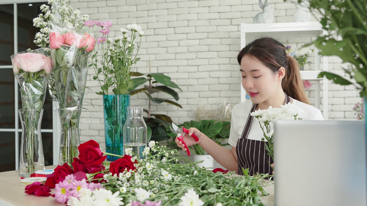 亚洲女性花店装饰花束视频素材