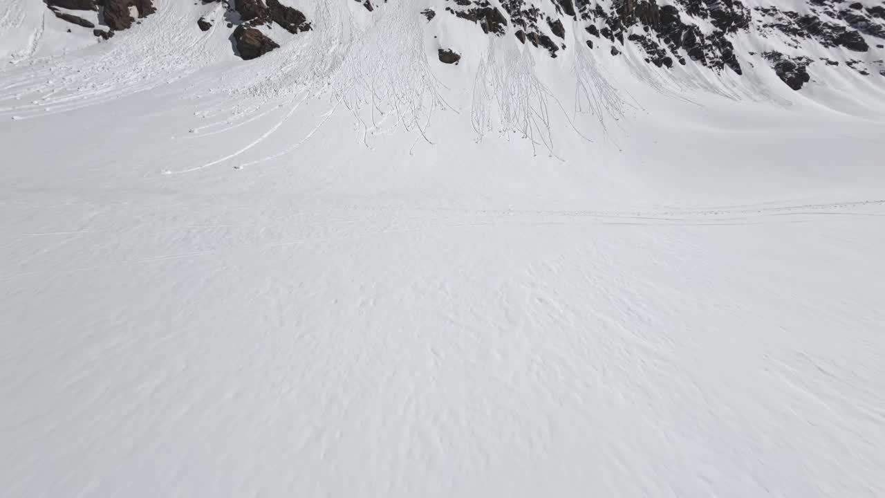 上升至高山，石质悬崖，山脊，山峰结构，冬雪霜冻景观视频素材