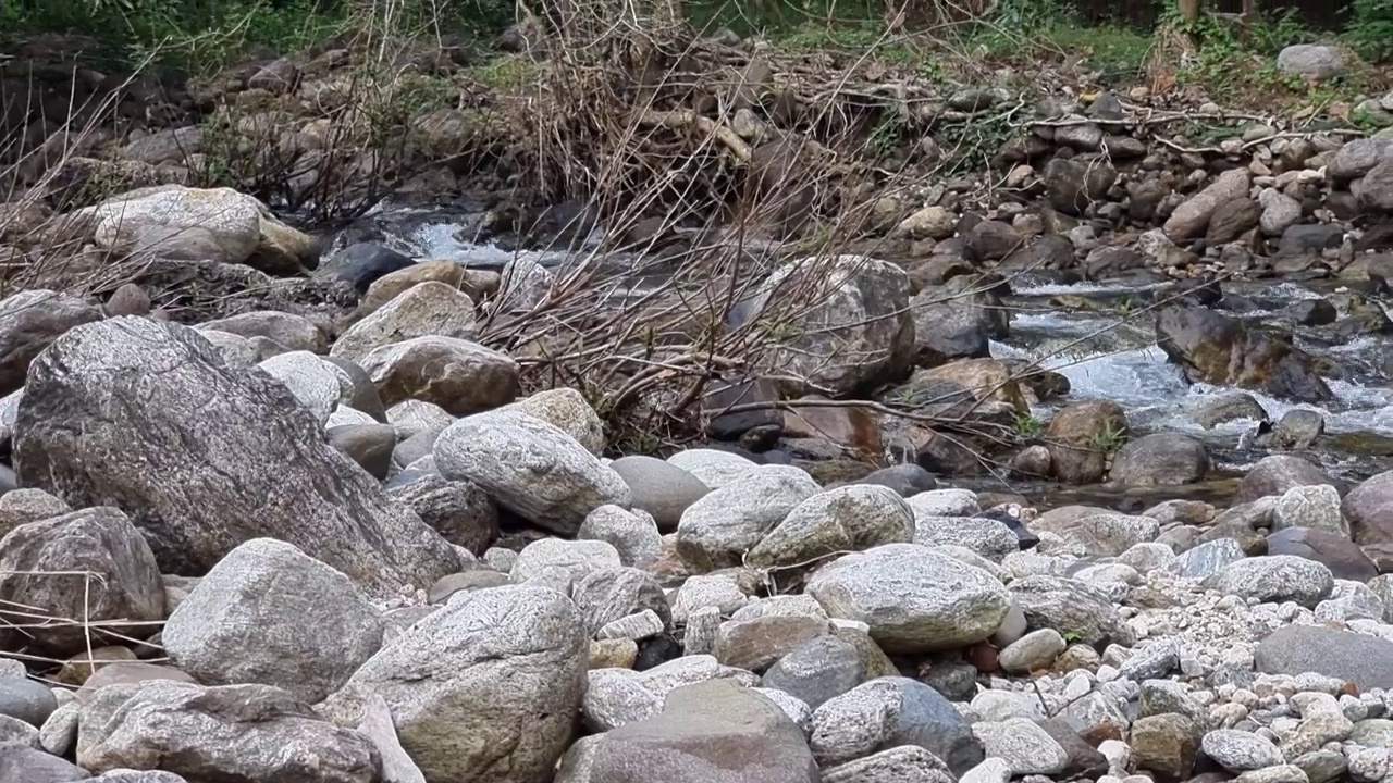 在印度喀拉拉邦，美丽的小溪流过岩石。视频素材