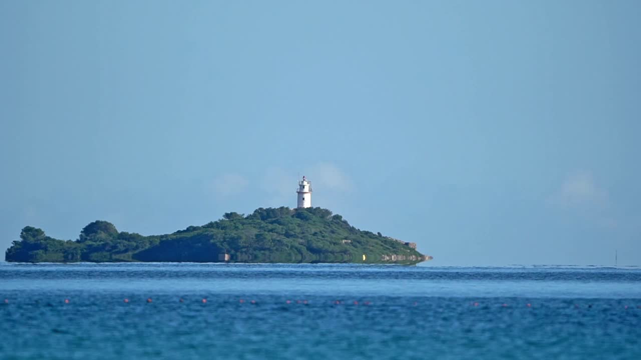 地中海沿岸小岛上的灯塔——慢镜头视频下载