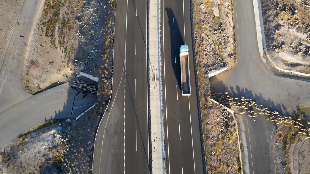 道路上汽车的鸟瞰图视频素材