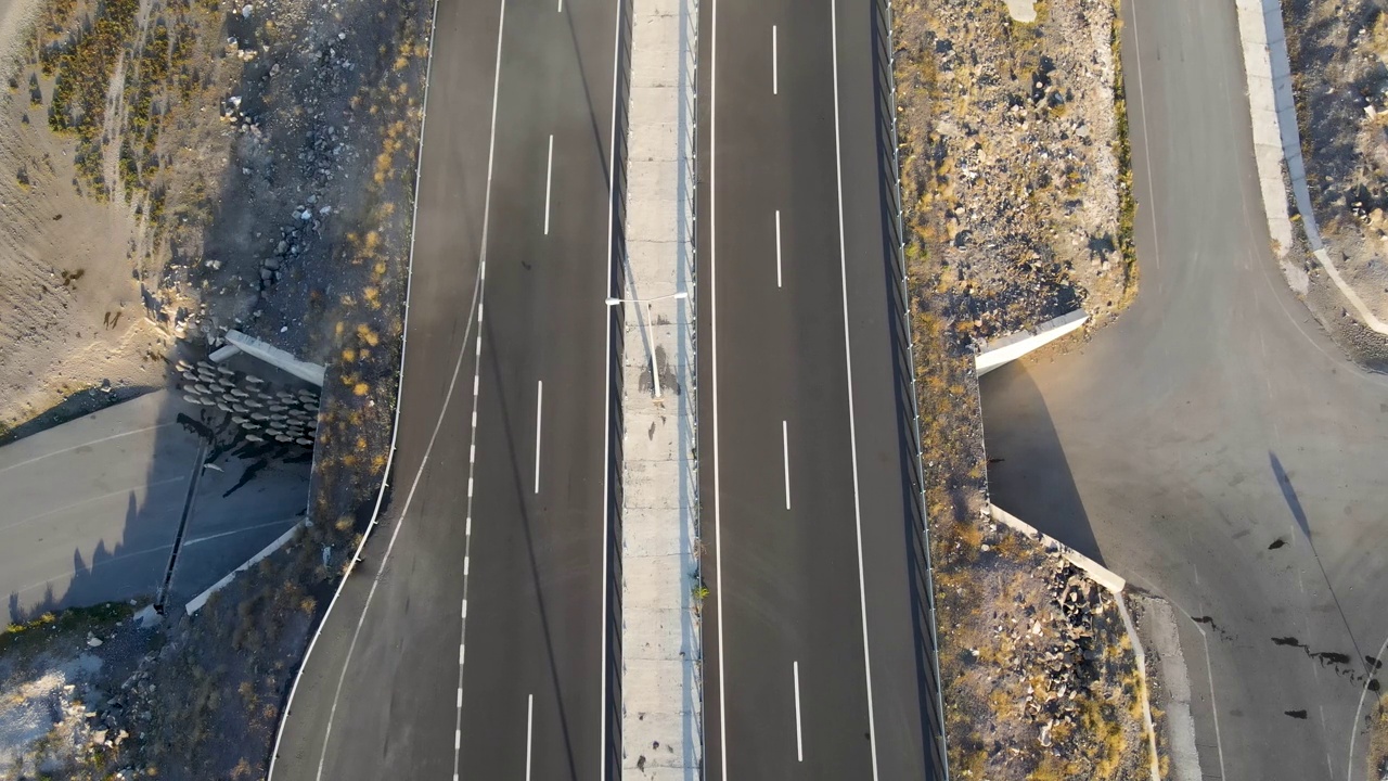 道路上汽车的鸟瞰图视频素材