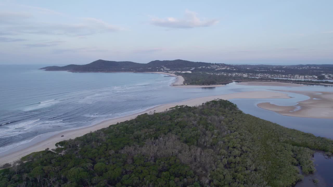 努沙泻湖和海滩的风景在昆士兰，澳大利亚-空中无人机拍摄视频素材