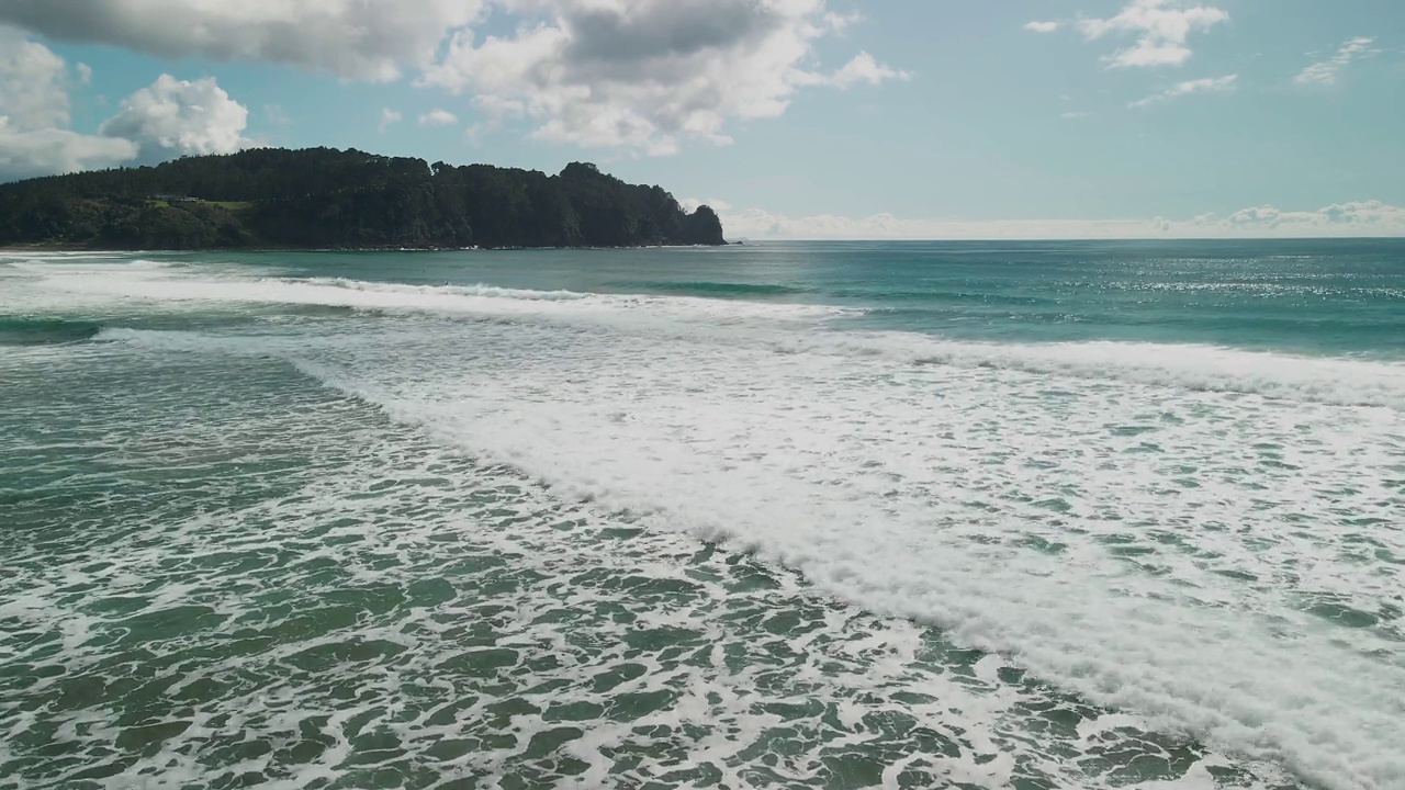 无人机在阳光明媚的日子里飞过海浪视频素材