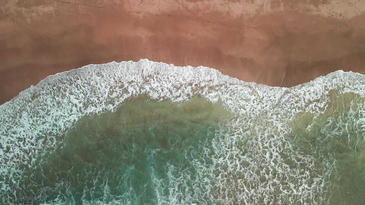 无人机停在海岸线上的海浪上视频素材