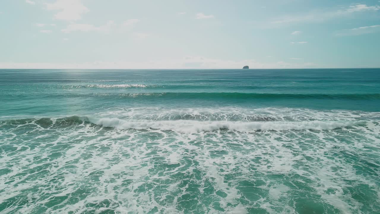 无人机飞越破浪视频素材