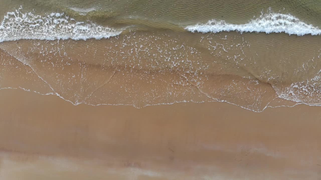 丹麦海边的沙滩和蔚蓝多云的天空的鸟瞰图视频素材