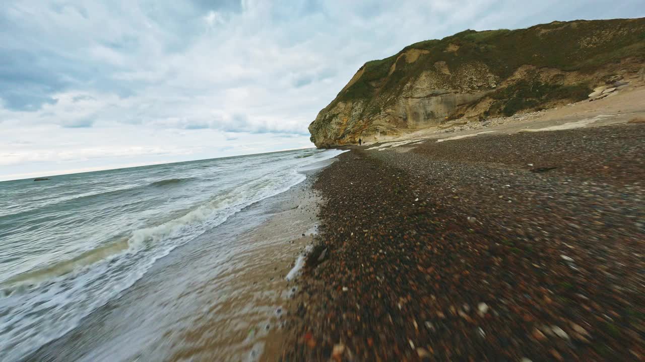 无人机俯瞰海边的悬崖视频素材