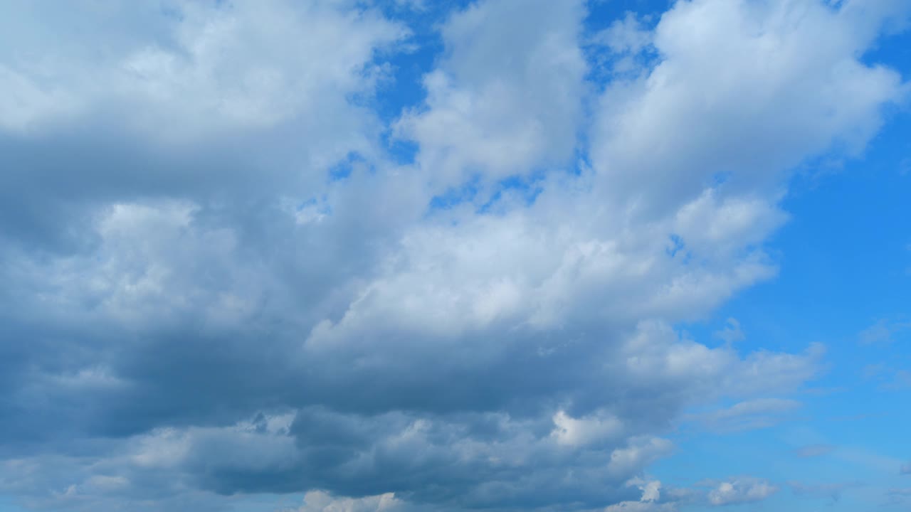 蓝蓝的天堂夏日云景。滚滚浮肿的白云在移动。时间流逝。视频素材