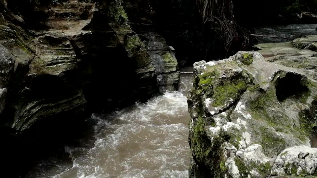 水在河里流动视频素材