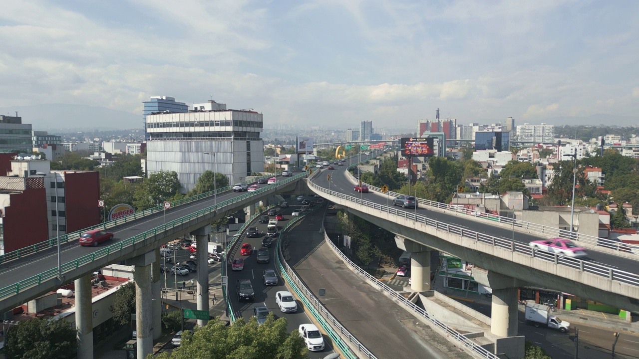 墨西哥城的交通和高架道路视频素材