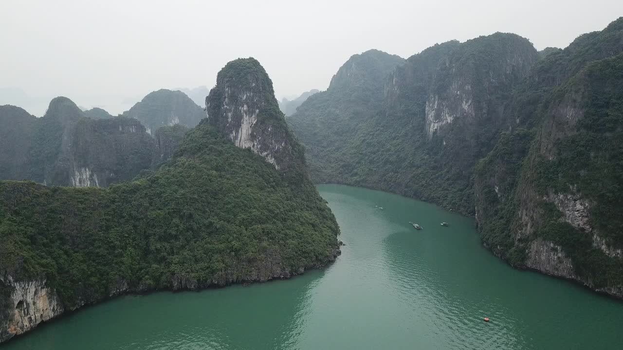 越南下龙湾翠绿色的海水和森林山脉的航拍视频素材