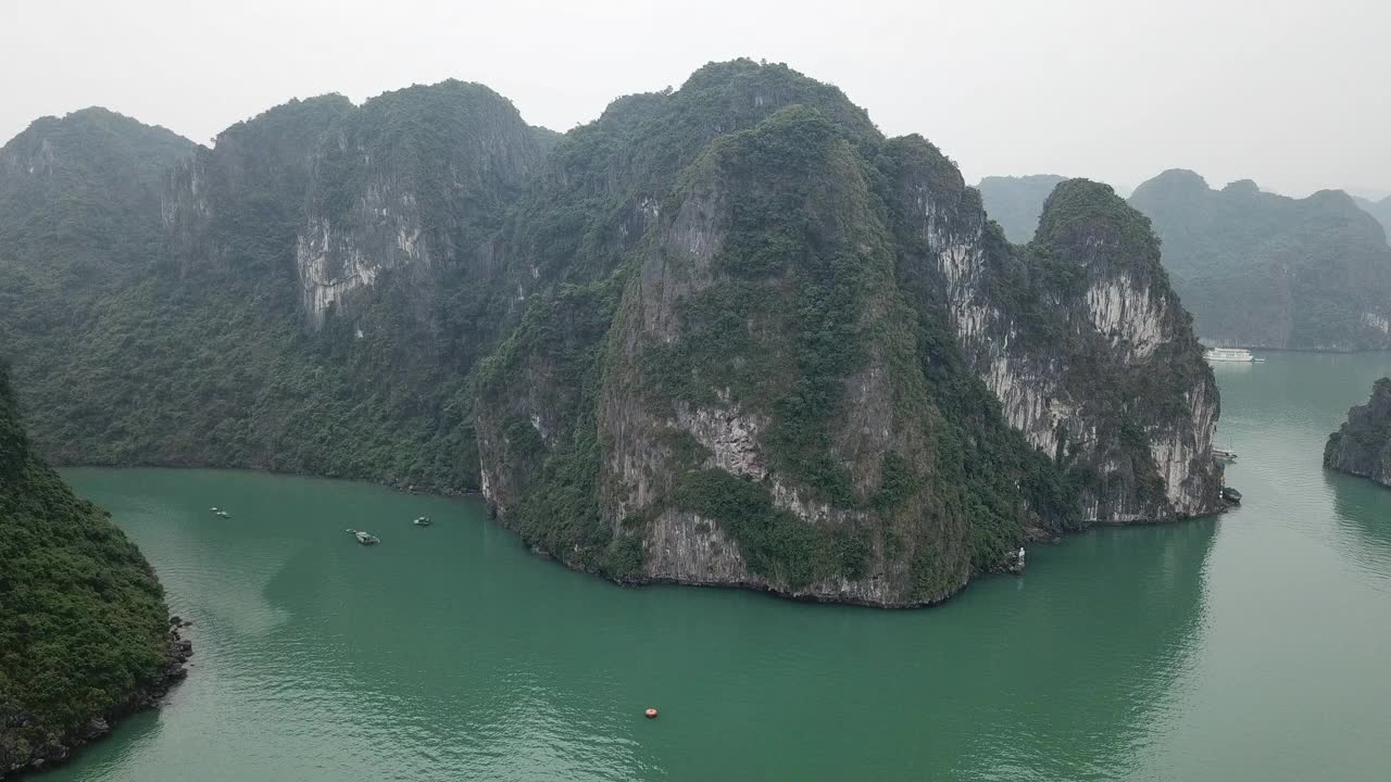 航拍越南广宁下龙湾翠绿的海水和森林覆盖的山脉视频素材