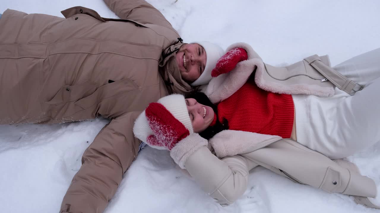 幸福的情侣躺在雪地上视频素材