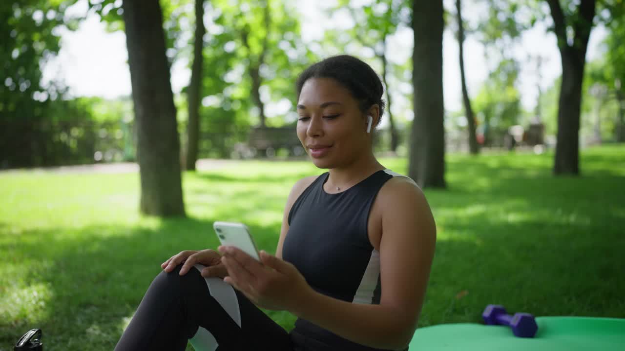 非裔美国妇女在锻炼后与朋友进行在线视频通话视频素材