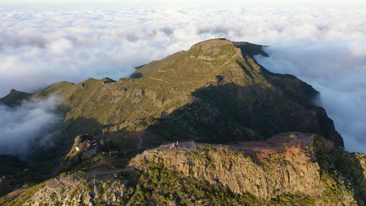 在马德拉岛最高的山峰Pico Ruivo上拍摄的令人惊叹的美妙日落的4K航拍镜头。视频素材