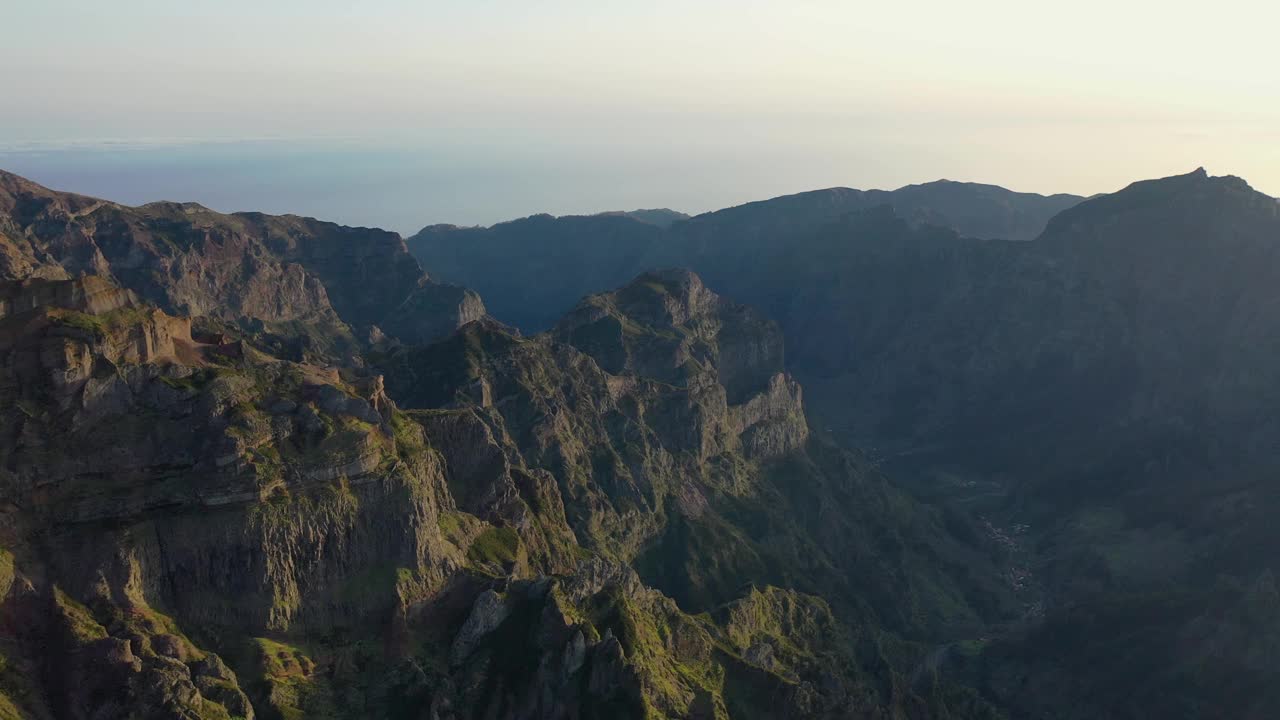 巨大的无人机鸟瞰图在Pico Ruivo与Pico do Arieiro在一个美丽的日落在4K。视频素材