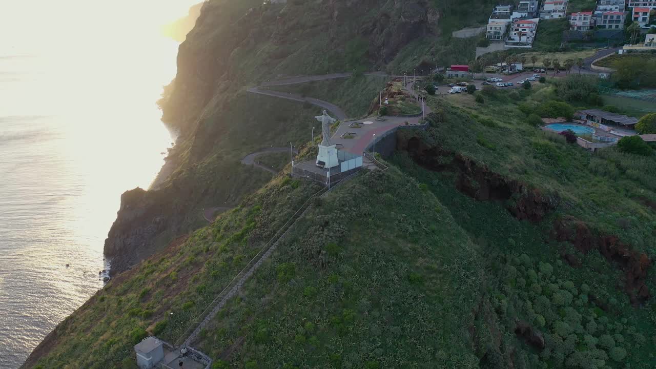 在一个美丽的周日晚上，在一个美丽的日落中，在马德拉岛的Cristo Rei的美丽航拍镜头在4K中。视频素材