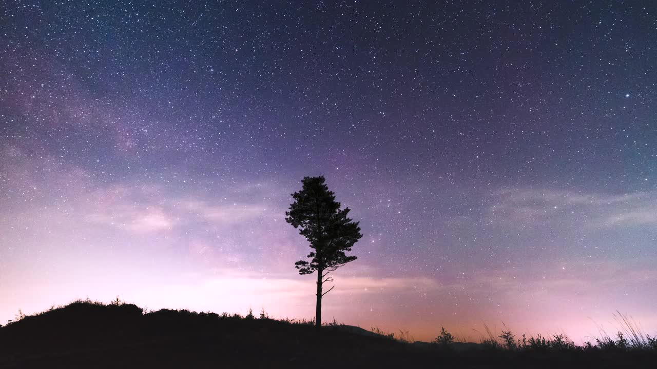 夜空中的银河/韩国江原道麟蹄郡视频素材