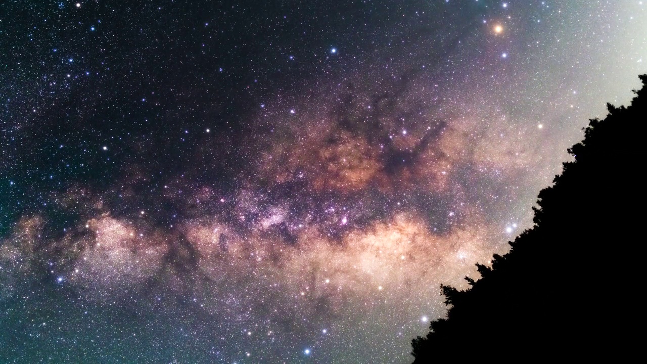 夜空中的银河风景/韩国江原道麟蹄郡视频素材