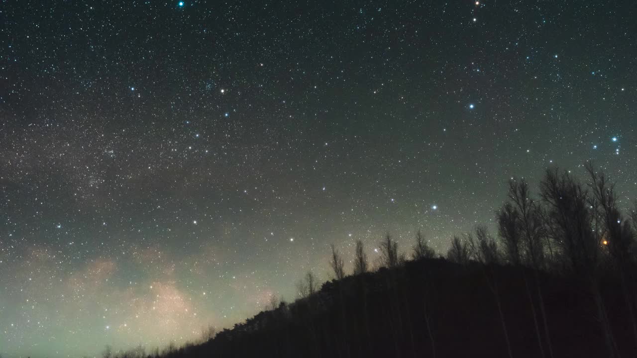 夜空中的银河/韩国江原道麟蹄郡视频素材